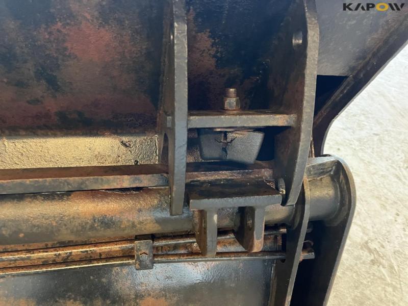 High-tip bucket with Volvo hitch 9