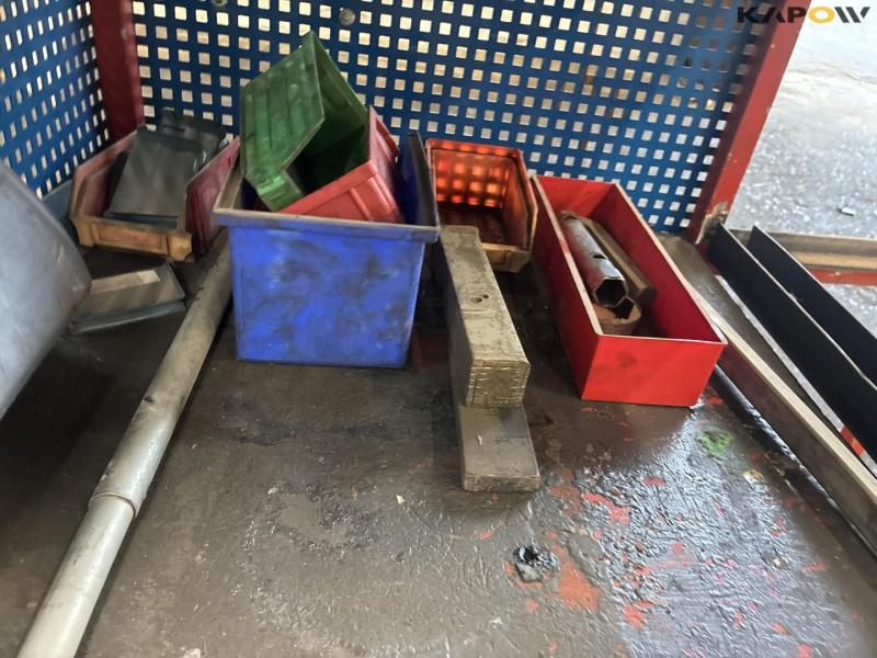3 pieces of trolley with contents 18