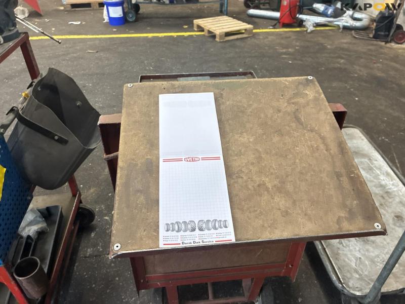 3 pieces of trolley with contents 29