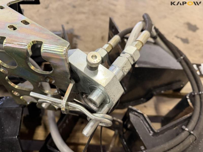 Adapter from Claas for John Deere picking table 11