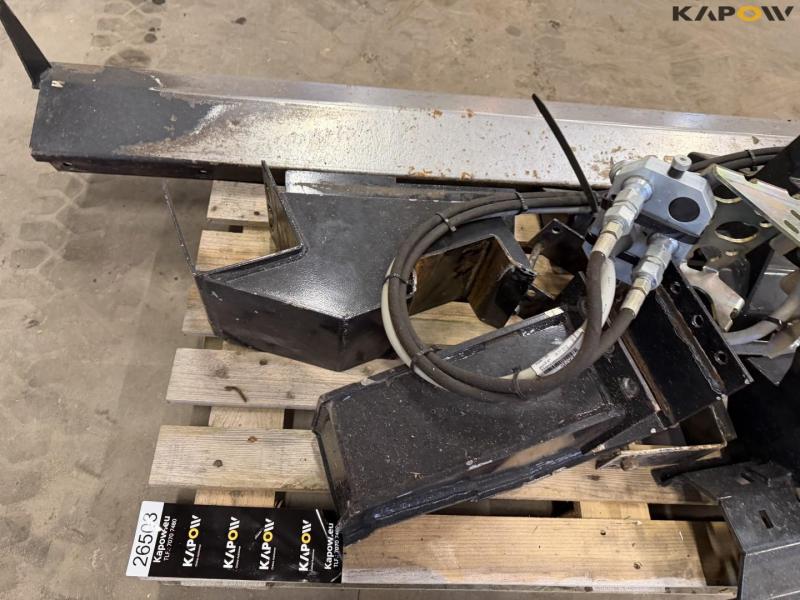 Adapter from Claas for John Deere picking table 16