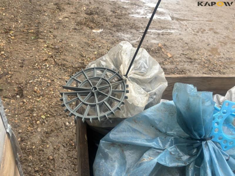 Spacers for reinforcement 33