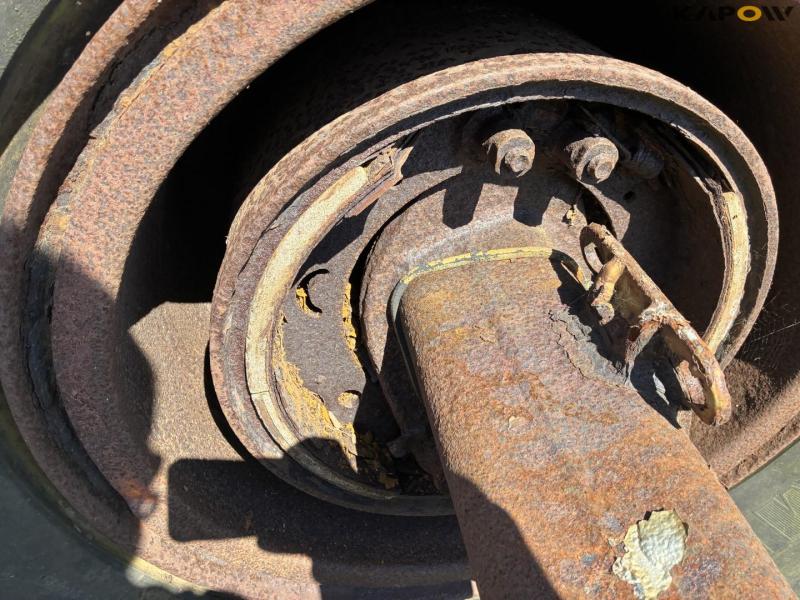 Axle with wheels 8