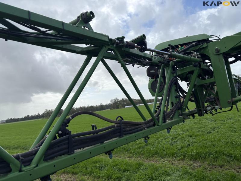 Amazone UX 6200 Super trailer sprayer 30 meters 94