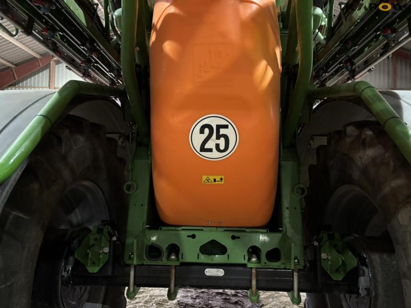 Amazone UX4200 trailer sprayer 36