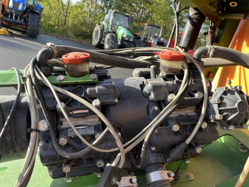 Amazone UX5200 trailer sprayer with 30 meter boom 19