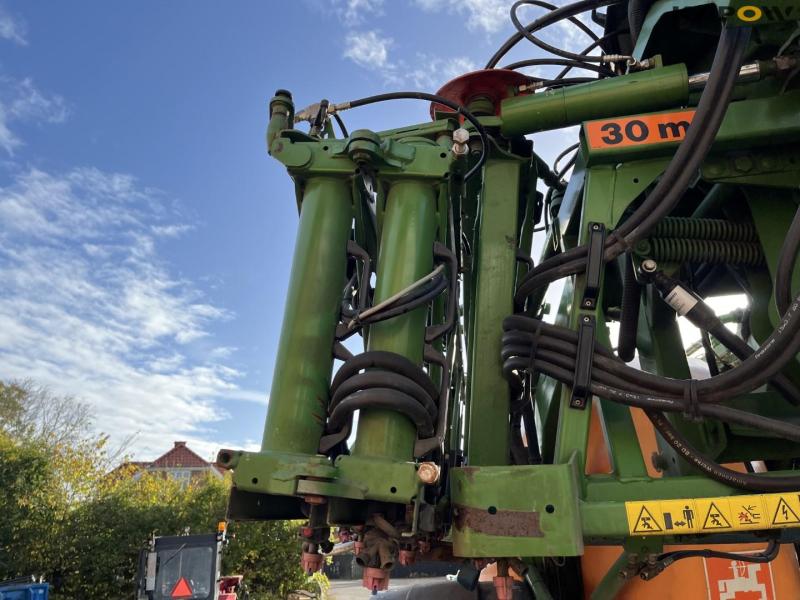 Amazone UX5200 trailer sprayer with 30 meter boom 33