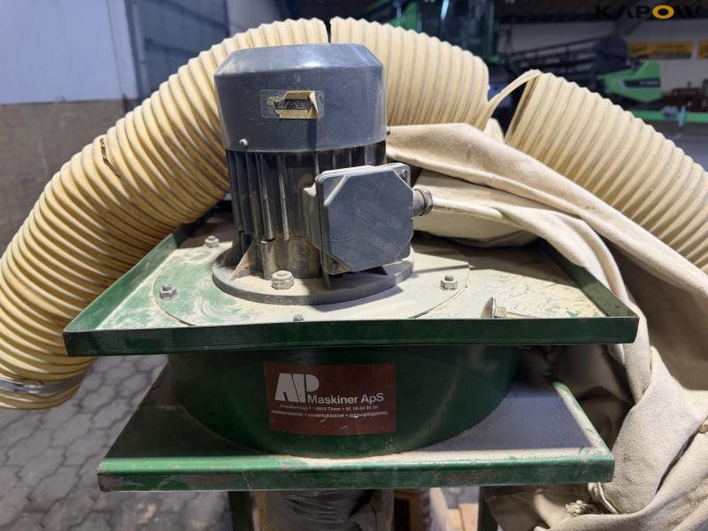 Industrial machinery dust extractor 17