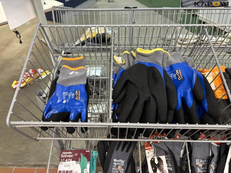 Work clothes and gloves 23