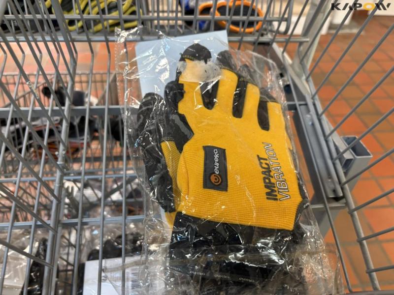 Work clothes and gloves 31