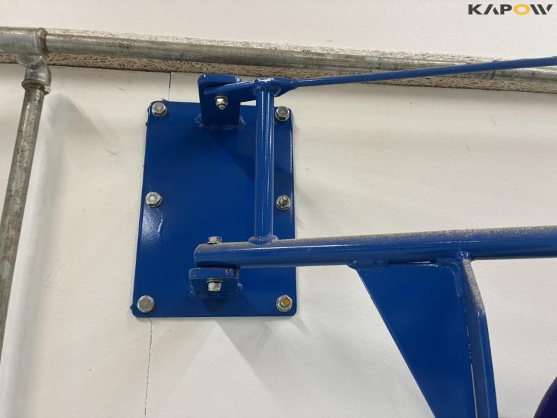 Arm with compressed air roller, cable roller, tool board 14