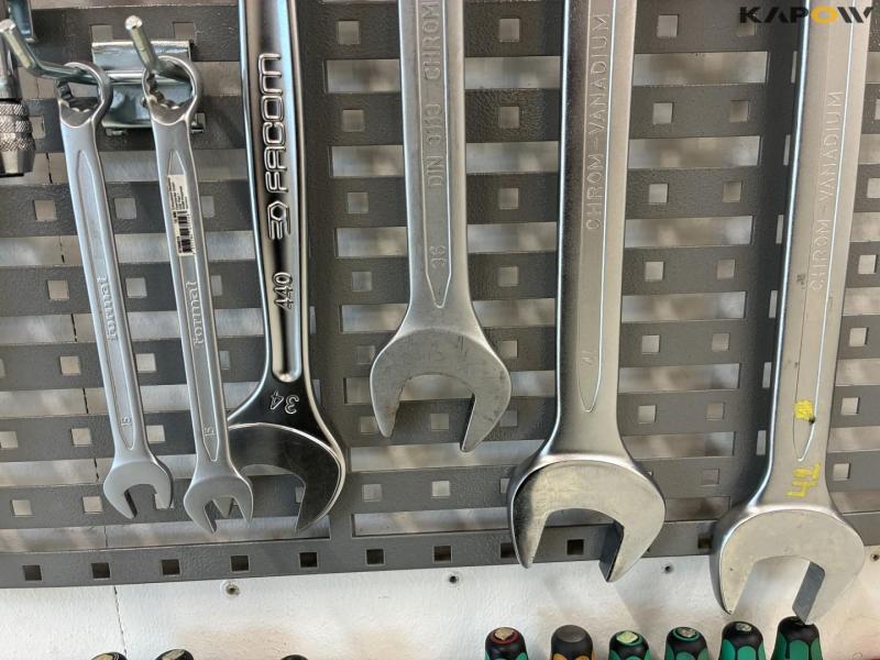 Arm with compressed air roller, cable roller, tool board 17