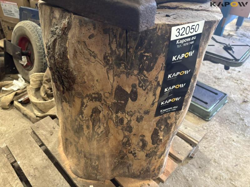 Arm bolt on tree stump 9