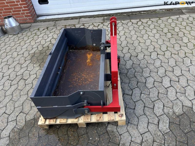 Rear bucket with tip 4