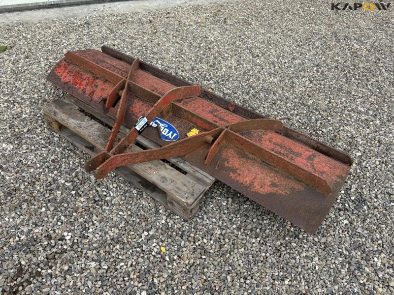 Rear bucket with 3-point hitch. 1