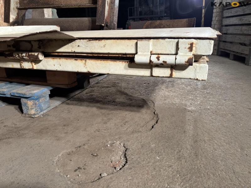 Rear flap for container 15