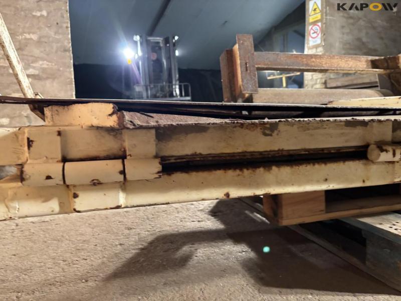 Rear flap for container 17