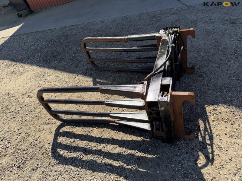 Bale clamp with Hydrema hitch 8