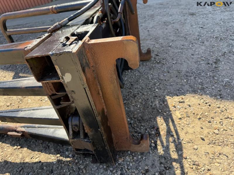 Bale clamp with Hydrema hitch 9