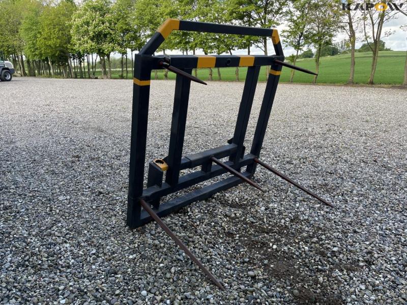 Bale spike with food bridge ts280 hitch 3