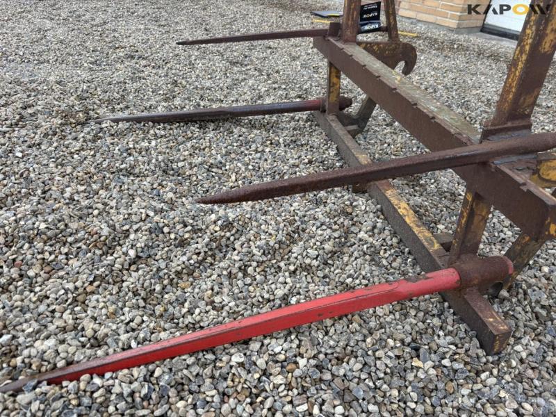 Bale spike with Atlas hitch 9