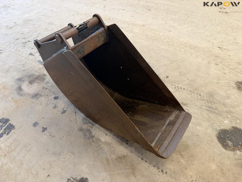 Beco bucket with Hydrema hitch 3