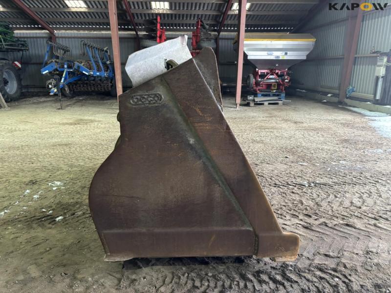 Beco bucket with Volvo hitch 4