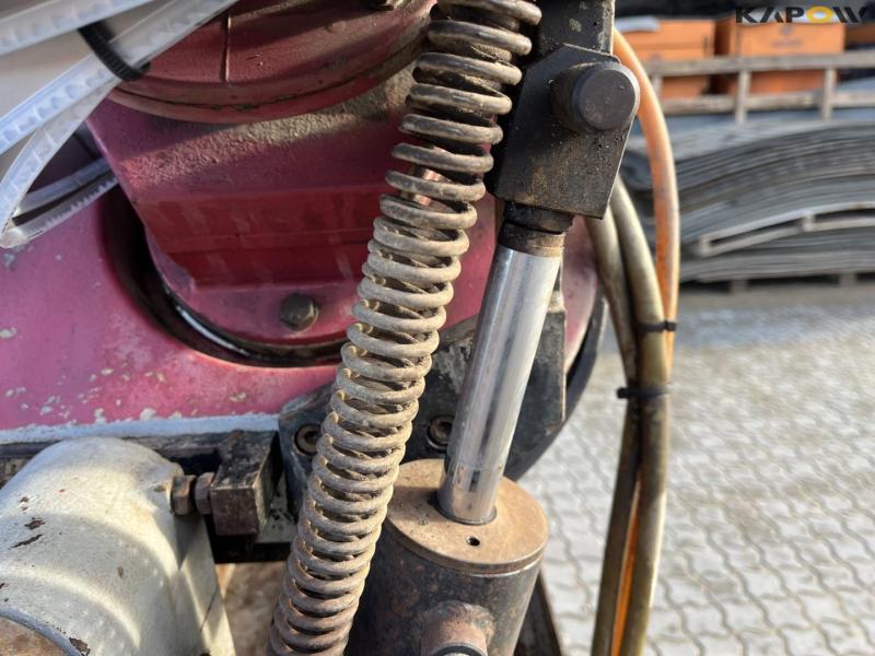 BEHRINGER SLB230G hacksaw with 6 meter roller table 9