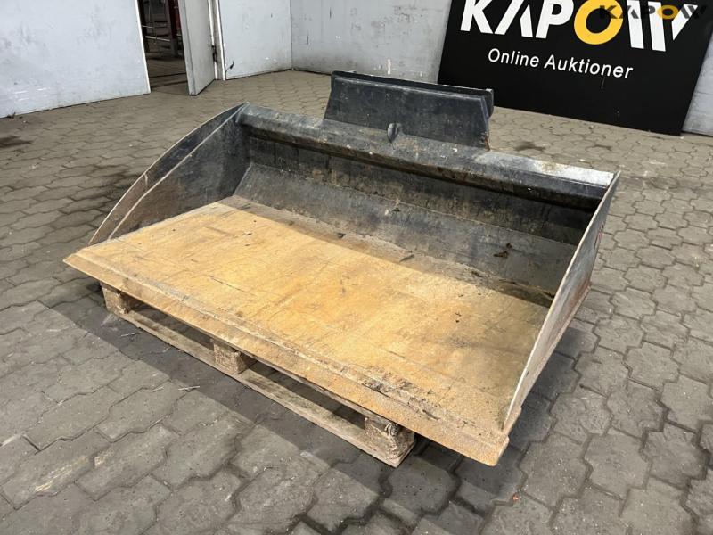 BH bucket for skid steer loader with Giant hitch 1