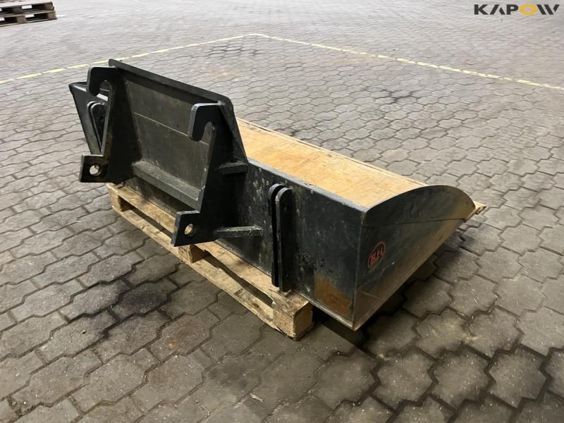 BH bucket for skid steer loader with Giant hitch 5