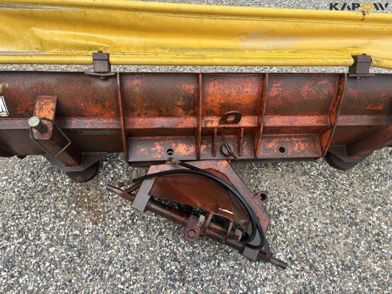 BM snow scraper with hydraulic piston 15