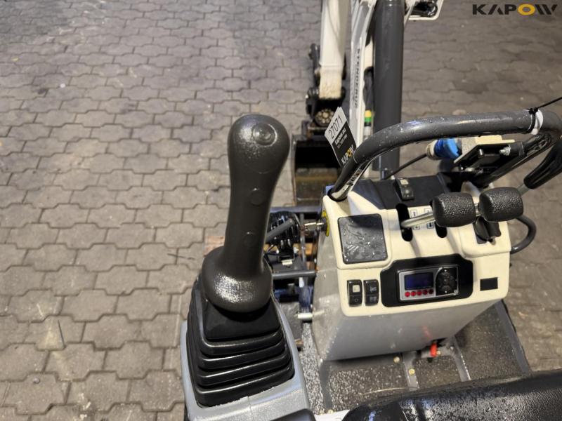 Bobcat E10e mini excavator 33