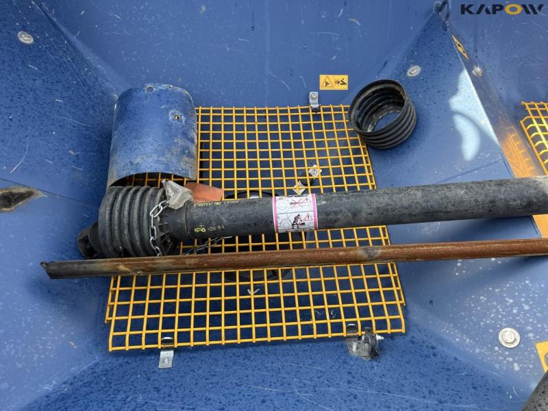 Bogballe L2W Z Plus fertilizer spreader with BXL 1300 crane 25