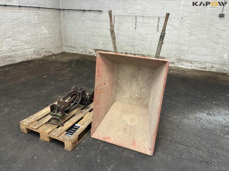 Firewood splitter and wheelbarrow 1