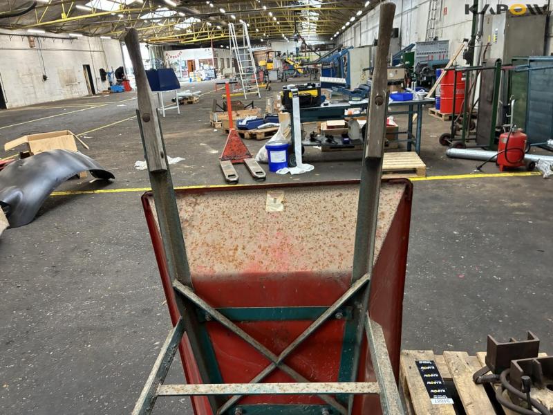 Firewood splitter and wheelbarrow 21