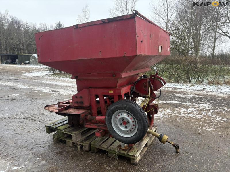 Bredal fertilizer spreader 3