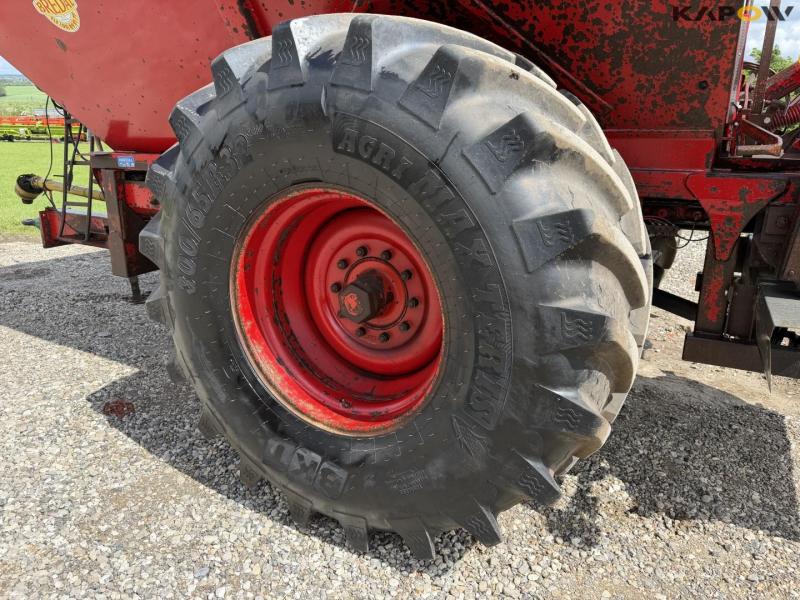 Bredal lime spreader 27