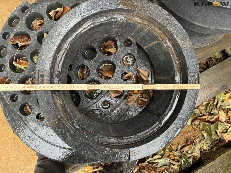 Plastic wells and grates 37