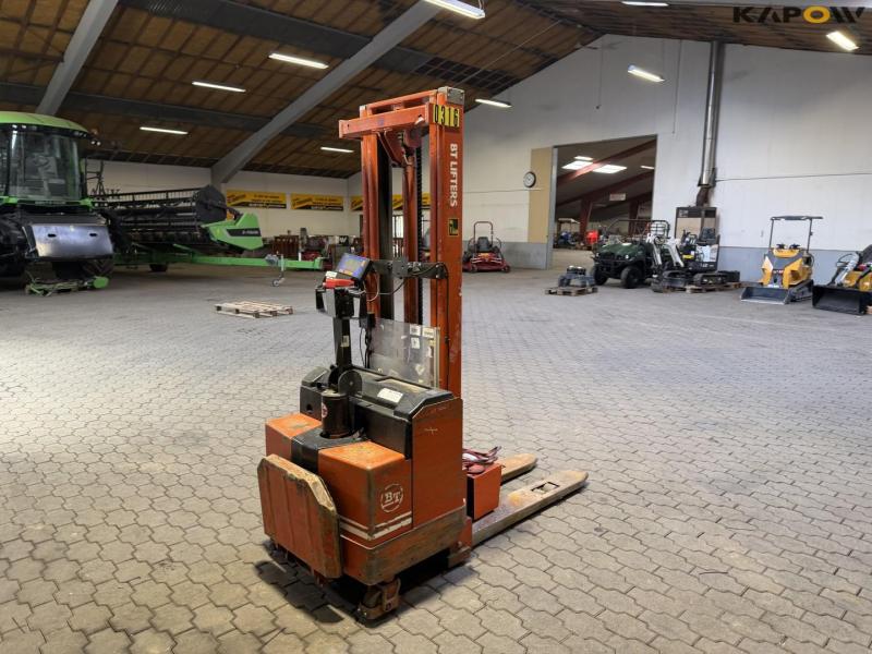BT LSV 1000 E/10 electric stacker 5