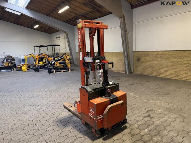 BT LSV 1000 E/10 electric stacker 7