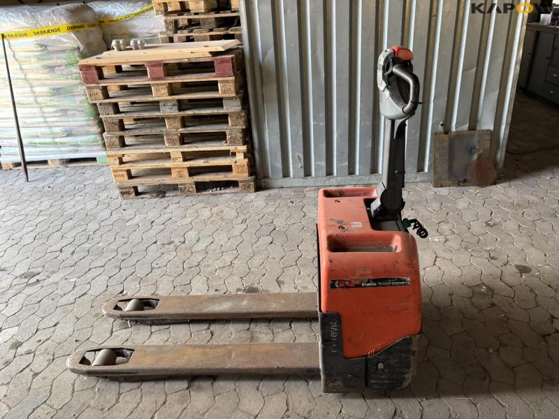 BT LWE 130 electric pallet truck 7