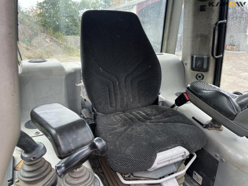 Case/New Holland D180 dozer with 3 tooth ripper 35