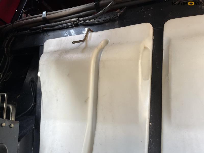 Case IH 9120 combine harvester with 35-foot vario header 41