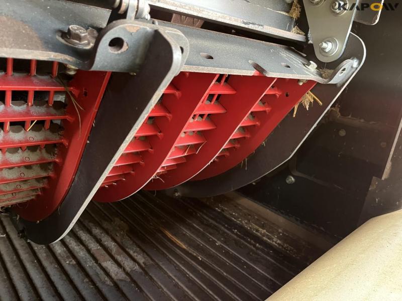 Case IH 9120 combine harvester with 35-foot vario header 42