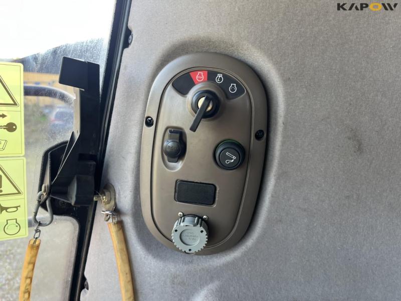 Case IH 9120 combine harvester with 35-foot vario header 67