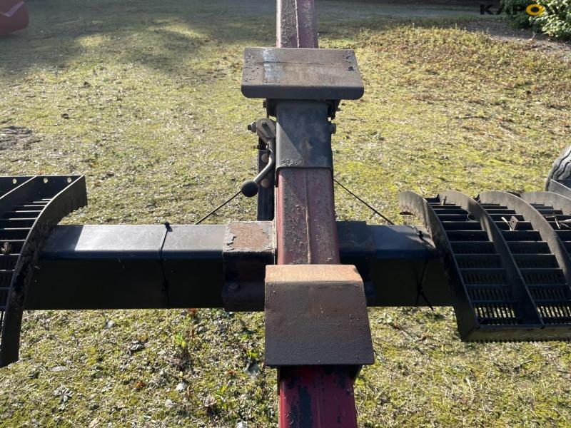 Case IH 9120 combine harvester with 35-foot vario header 83