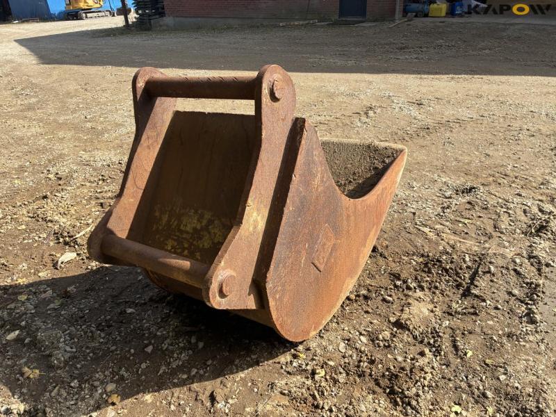 CAT digging bucket 5