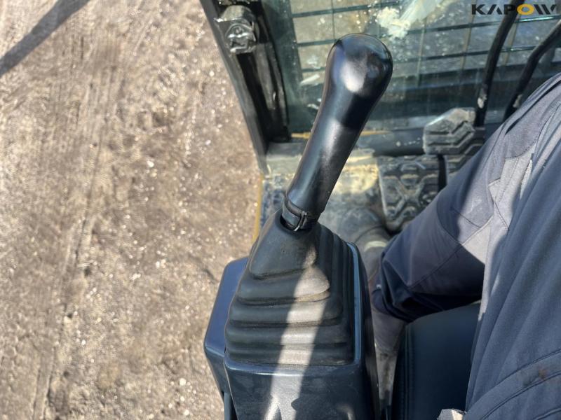 Caterpillar 320D2 excavator 35