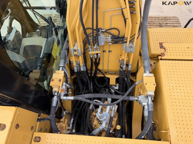 Caterpillar 330 FL excavator 26