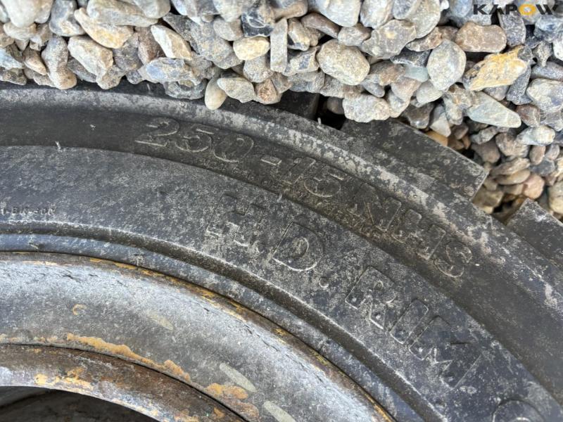 Caterpillar forklift 28